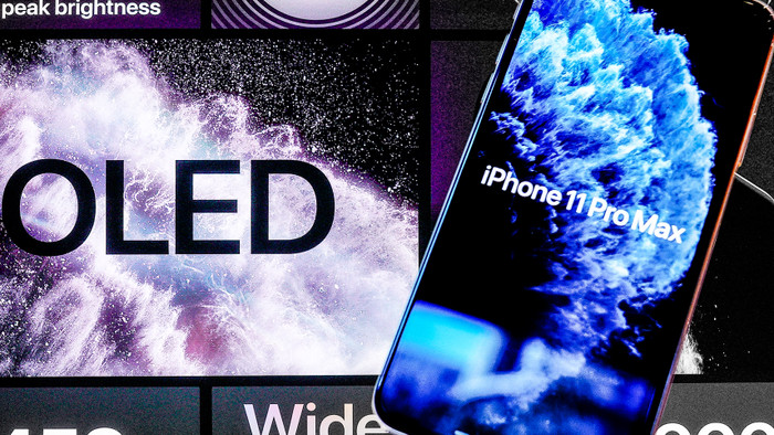 iPhone 12 có thể gồm 4 phiên bản khác nhau và tất cả đều có màn hình OLED. Ảnh: Nikkei