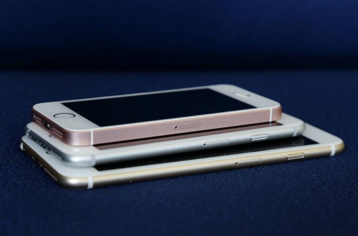 iPhone 12 sẽ có cạnh máy vát phẳng, tương tự iPhone 4, 5 hay iPad Pro. Ảnh: AP