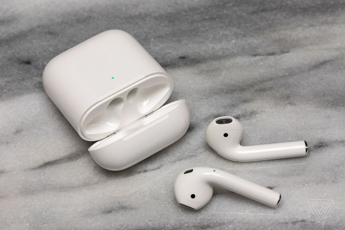 AirPods 2 về cơ bản có thiết kế không khác gì AirPods đời đầu. Ảnh: The Verge