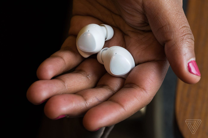 Samsung, Huawei hay Microsoft cũng đều đã ra mắt các sản phẩm tai nghe không dây riêng. Ảnh: The Verge