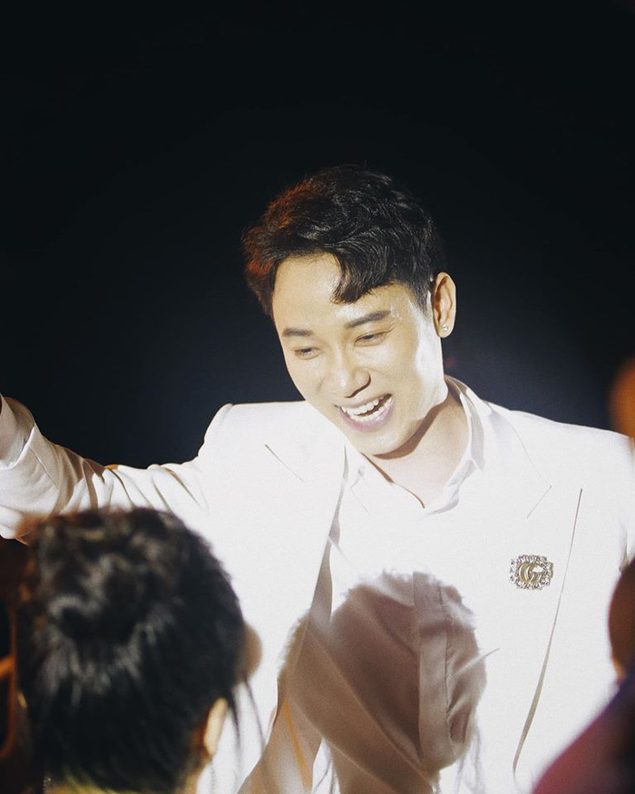 Trúc Nhân gọi tên Hòa Minzy trong loạt biểu cảm 'đặc sắc' khi xem mình biểu diễn Ảnh 6