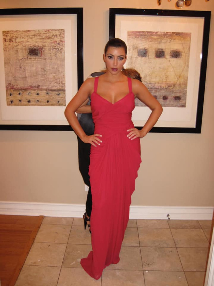 Kim Kardashian dịu dàng trong bộ váy xẻ chữ V màu hồng ngọt ngào 