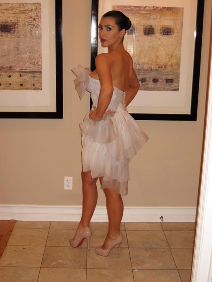 Khoảnh khắc diện bộ váy vải organza nhã nhặn  tóc búi cao, makeup đằm thắm trông cô Kim rất đẹp