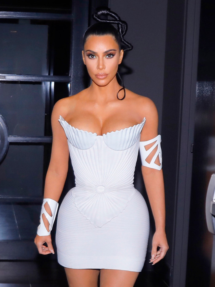 Kim Kardashian thời nay không còn như lúc vào nghề, ngôi sao truyền hình cực thích các trang phục ôm sát body thế này