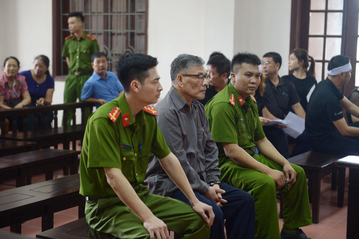 Sau gần 1 năm gây án nam bị cáo gầy và tóc bạc trắng.