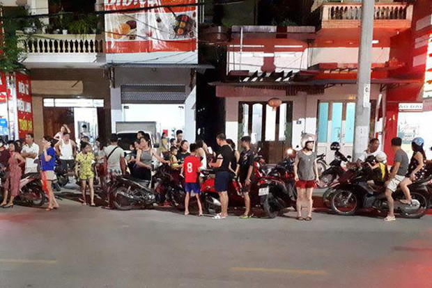 Người dân tập trung bên ngoài hiện trường vụ án.