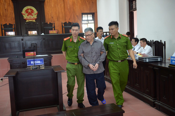 Bị cáo Hồng được dẫn giải tới toà.