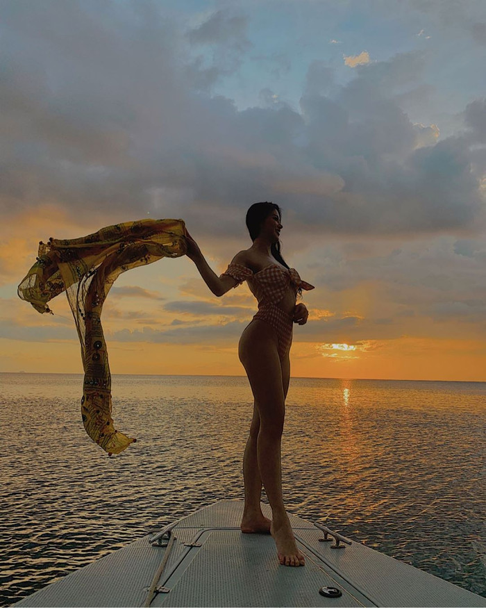 Hoa hậu Trái đất Phương Khánh diện bikini pose dáng khoe body nóng bỏng trong khoảnh khắc hoàng hôn trên biển.