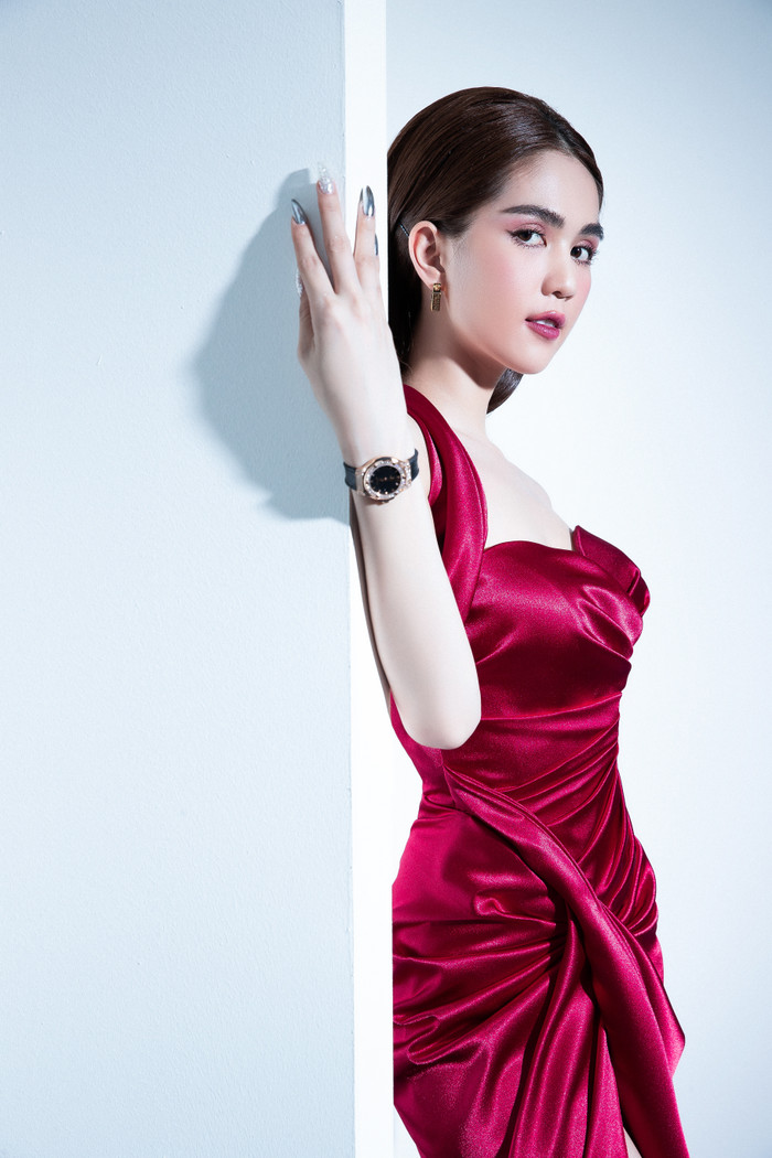 Không màng nội y, Ngọc Trinh mặc đầm xẻ sâu hun hút đố ai rời được mắt Ảnh 4