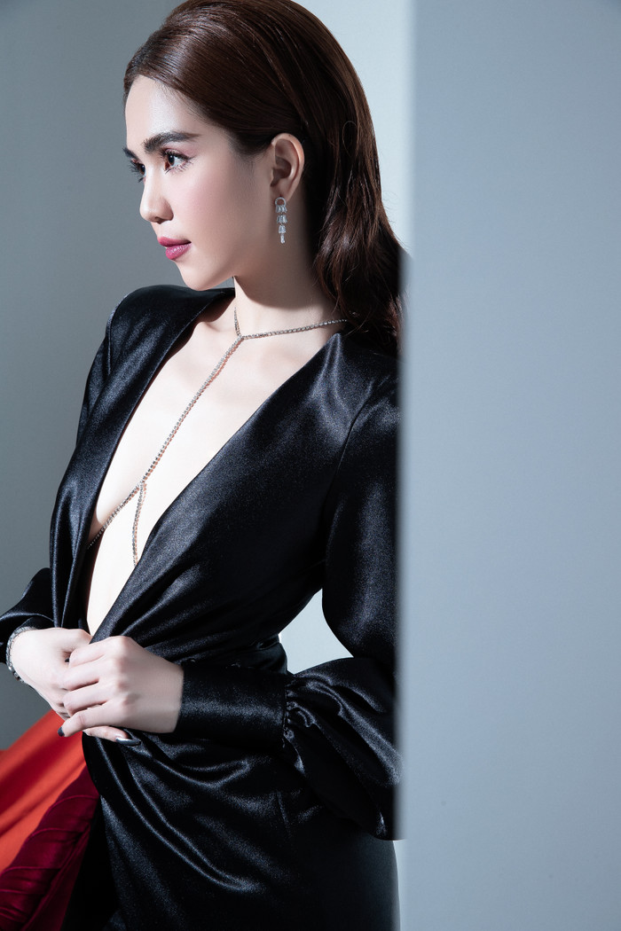 Không màng nội y, Ngọc Trinh mặc đầm xẻ sâu hun hút đố ai rời được mắt Ảnh 12