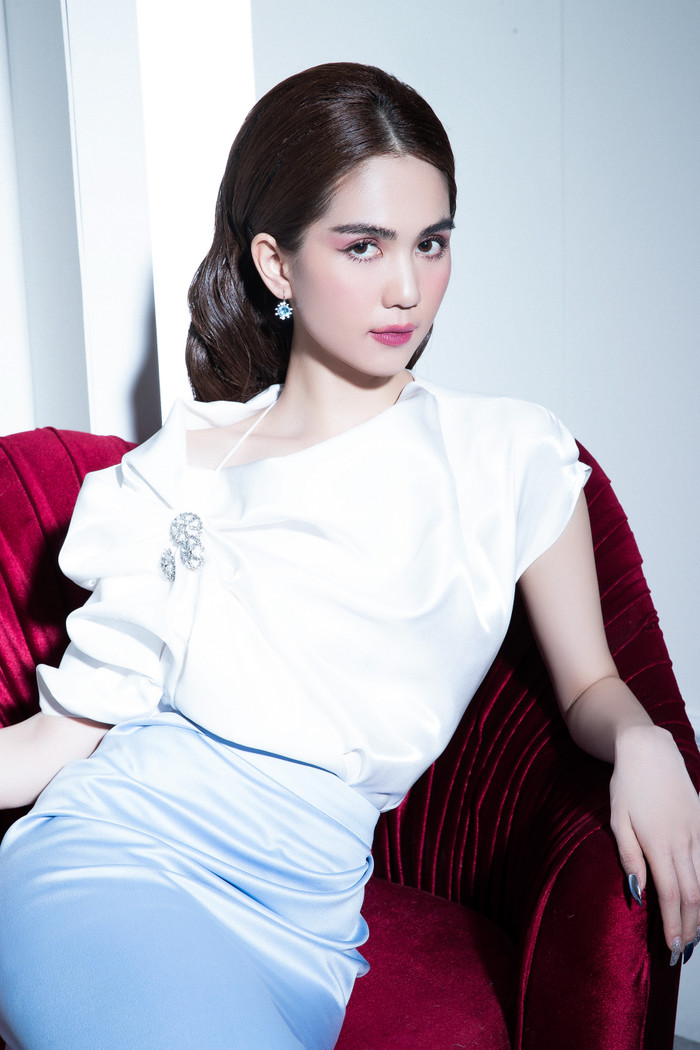 Không màng nội y, Ngọc Trinh mặc đầm xẻ sâu hun hút đố ai rời được mắt Ảnh 16