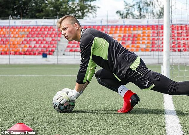 Ivan đang tập luyện trên sân cỏ. 