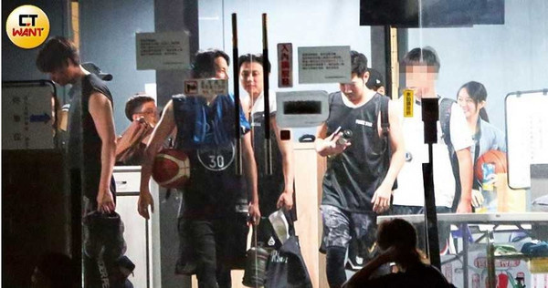 La Chí Tường lần đầu lộ diện sau 'sóng gió' chia tay với biểu cảm gây chú ý Ảnh 10