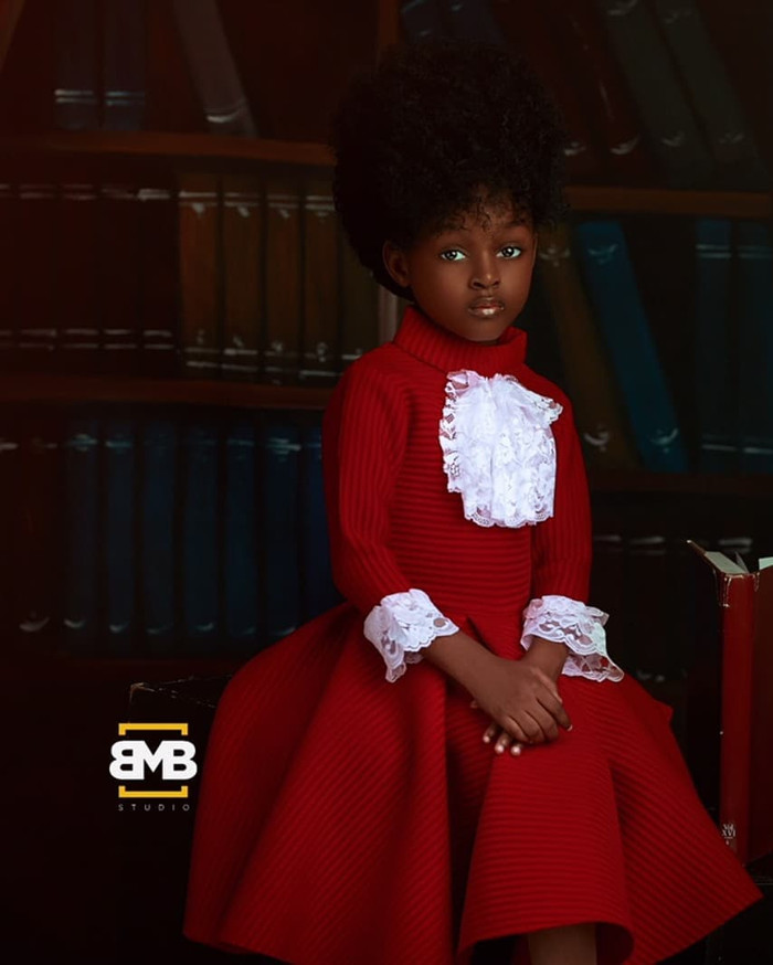 Hai năm trước, khi chỉ vừa tròn 5 tuổi, Jare khá lạ lẫm với váy vóc, tạo dáng trước ống kính.