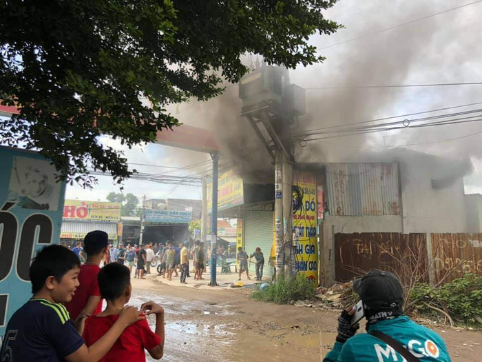 Đám cháy dữ dội khiến người dân không thể tiếp cận vào bên trong. Ảnh: HSL/Báo Giao thông