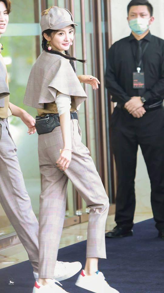 Thân hình được chụp không qua chỉnh sửa với vòng 3 'phẳng lì' khi không có sự trợ giúp của ' quần độn mông' 