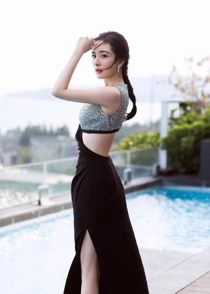 Mỹ nhân Hoa Ngữ thả dáng trước ống kính trong bộ váy cut-out khoe thân hình nuột nà của mình