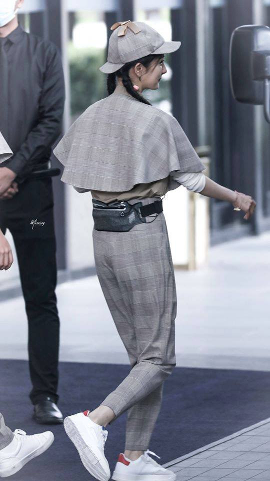 Hình ảnh mới nhất của Dương Mịch mới đây trong một show truyền hình thực tế, cô diện nguyên set đồ màu xám kẻ ô kaki kín đáo cùng vòng 3 lép kẹp