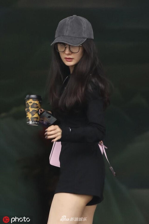 Hình ảnh tại sân bay của Dương Mịch hớ hênh vòng 3 từng 'dậy sóng' trên mạng