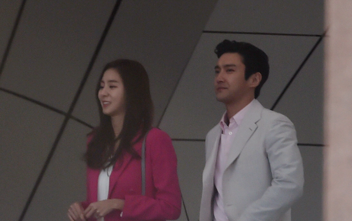 Đẹp đôi đến phát hờn, UEE - Choi Siwon (Super Junior) bị bắt gặp hẹn hò? Ảnh 2