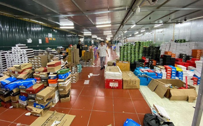Phát hiện kho hàng lậu rộng hơn 10.000m2 ở Lào Cai với 40 nhân viên chốt đơn livestream bán hàng trên Facebook Ảnh 2
