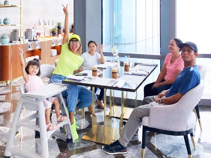 H'Hen Niê dẫn bố mẹ, em gái và cháu ăn sáng tại nhà hàng đắt đỏ.