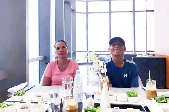 Khoảnh khắc hạnh phúc của bố mẹ H'Hen Niê.