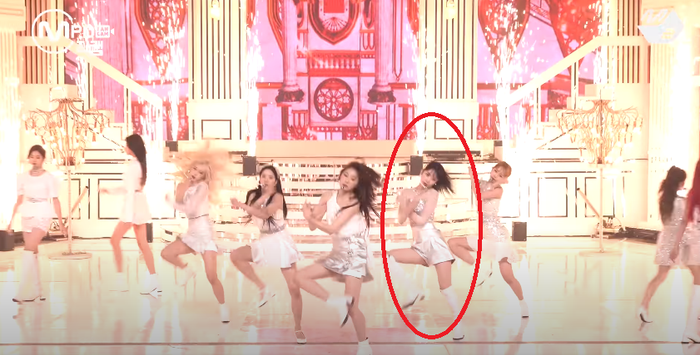 Ở lần comeback gần nhất, Sakura khiến Knet ngạc nhiên khi đứng cạnh Chaeyoung thực hiện dance break có độ khó cao. 