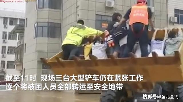 Mưa lũ giăng kín đường, hàng trăm thí sinh được giải cứu bằng cano Ảnh 5