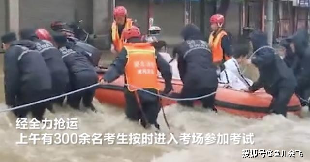 Mưa lũ giăng kín đường, hàng trăm thí sinh được giải cứu bằng cano Ảnh 4