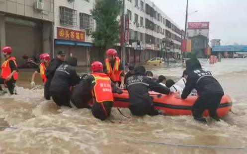 Mưa lũ giăng kín đường, hàng trăm thí sinh được giải cứu bằng cano Ảnh 2
