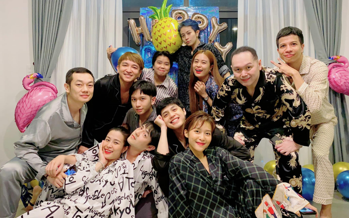 Noo Phước Thịnh, Đông Nhi - Ông Cao Thắng cùng hội bạn thân 'pose' dáng 'độc' mừng tuổi mới của Gil Lê Ảnh 2