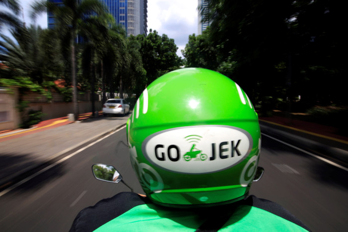 Đồng phục màu xanh đen đặc trưng của Go-Jek ở Indonesia. Ảnh: Bloomberg
