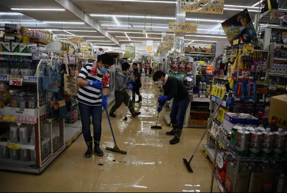 Nhân viên siêu thị dọn dẹp nơi làm việc.