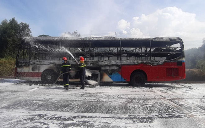 16 người kịp thời chạy thoát khỏi xe khách bốc cháy dữ dội Ảnh 2