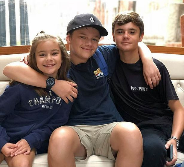 Jack bên anh trai và em gái.