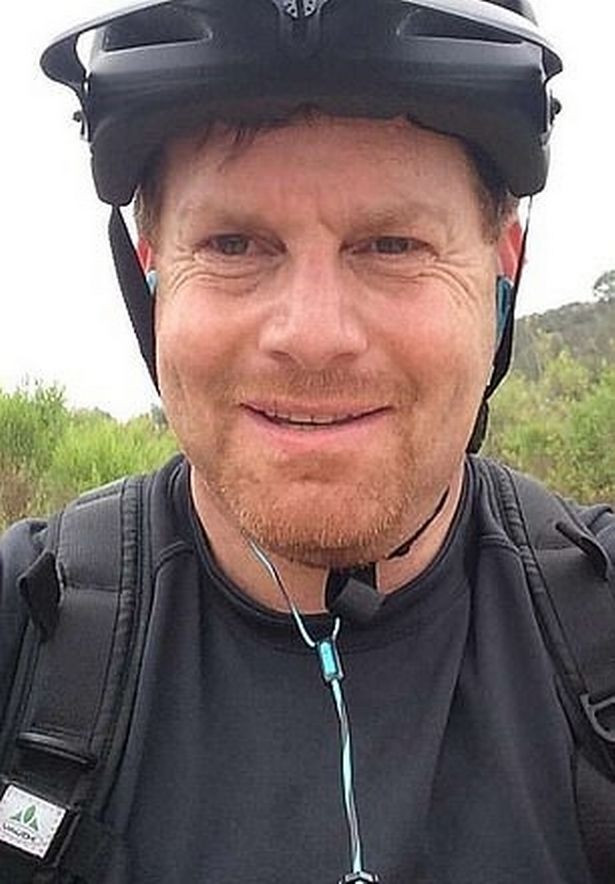 Người đàn ông 45 tuổi bị bắn chết trong lúc tìm đường cho con trai chạy trốn.