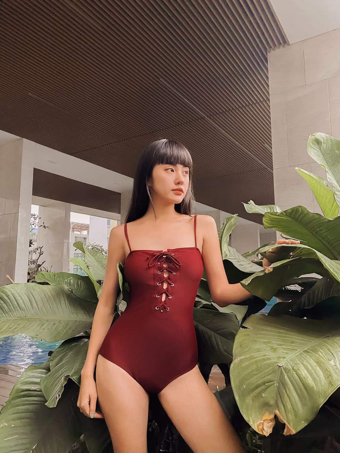 Rima Thanh Vy vô củng quyến rũ với mẫu áo tắm đơn sắc, tông màu đỏ rực lửa, nóng bỏng hơn cả nắng hè. 
