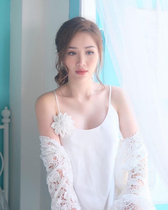 Bảo Thy đẹp ngọt ngào, tinh trong với váy hai dây đính hoa đi cùng áo lưới ren e ấp, 