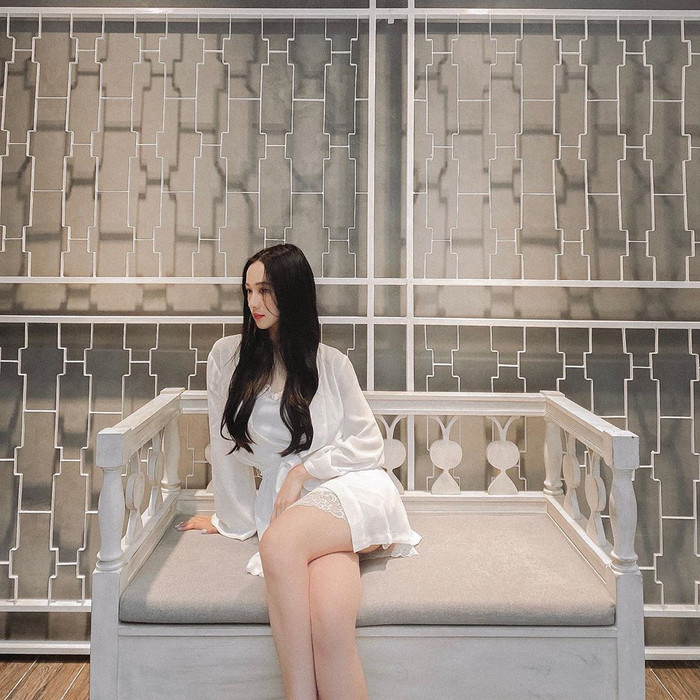 Jun Vũ đẹp như tượng tạc cùng hình ảnh các chị đẹp kiêu kỳ, sang chảnh với cả outfit mang tông màu trắng. Chất liệu ren, lụa xuyên thấu cũng góp phần mang lại vẻ đẹp hoàn hảo. 