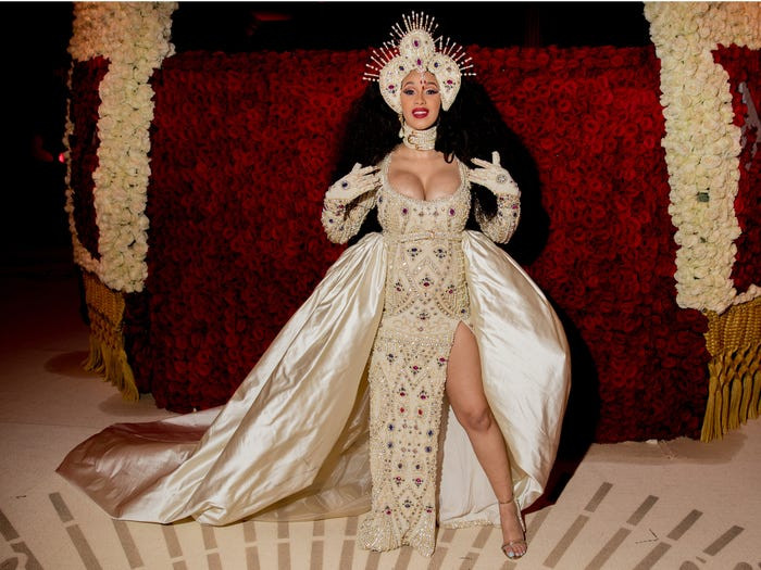 Cardi B bắt tay với Moschino cho ra đời vẻ ngoài vô cùng phô trương cho Met Gala 2018. 