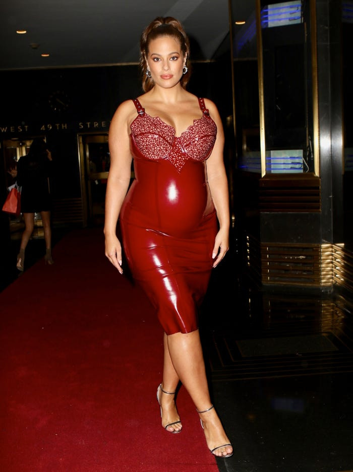 Mặc dù thiết kế của Vex Clothing giúp Ashley Graham khoe dáng hết sức. Siêu mẫu vẫn nhận về không ít gạch đá khi o ép bụng bầu quá đà.  