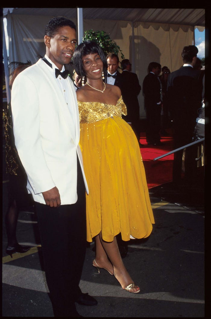 Pauletta Washington mặc váy như công chúa Belle trên thảm đỏ năm 1991. 