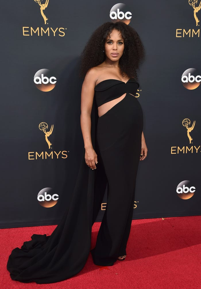 Chiếc váy bầu táo bạo của Kerry Washington được thiết kế bởi Brandon Maxwell. 
