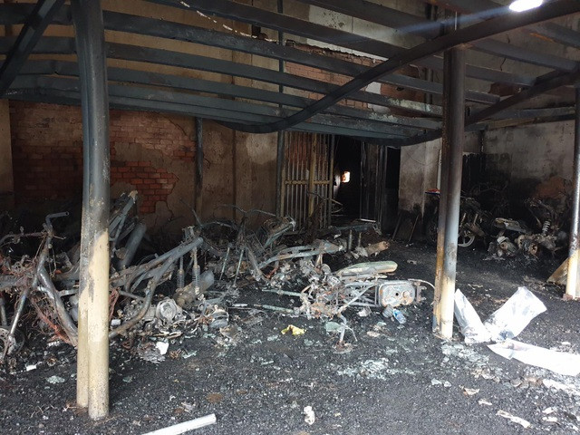 Vụ cháy khiến nhiều tài sản bị thiêu rụi, bao gồm hàng loạt xe máy được cầm tại đây. Ảnh Dân Trí