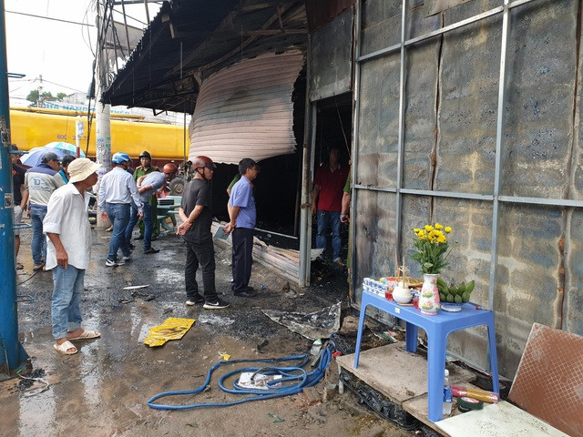 Người dân hiếu kỳ đứng ngoài xem. Ảnh Dân Trí