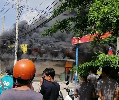 Vụ cháy rất to khiến người dân không thể tiếp cận được. Ảnh Lao Động