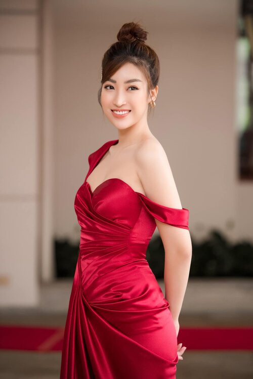 Nhan sắc 'hoa nhường nguyệt thẹn', quả thật cả 3 mỹ nhân Nhã Phương, Ngọc Trinh và Đỗ Mỹ Linh đều khiến khán giả chẳng thể phân định được ai đẹp hơn ai. 