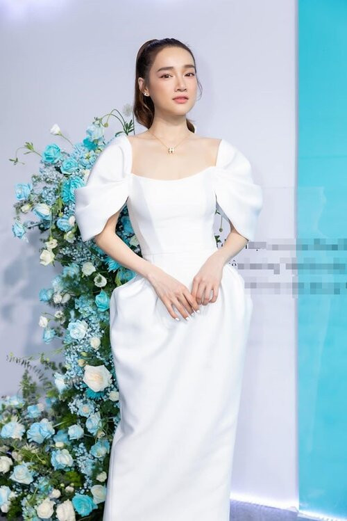 Trước đó, Nhã Phương cũng từng diện qua thiết kế này nhưng phần cúp ngực được chỉnh sửa sao cho phù hợp với phong cách của bà mẹ một con. 