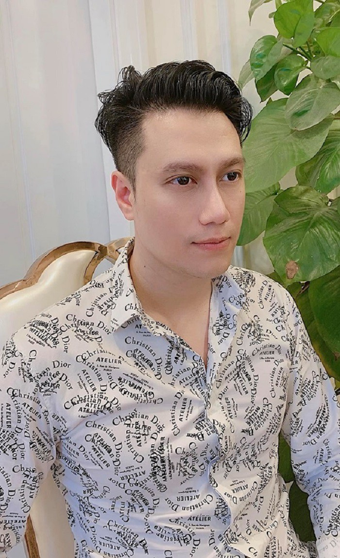 Sau khi 'dao kéo' gương mặt Việt Anh được cho là có nét mềm mại và quá đỗi nữ tính, ai nấy đều tiếc nuối và cho rằng phẫu thuật thẩm mỹ chính là bước đi sai lầm của nam diễn viên